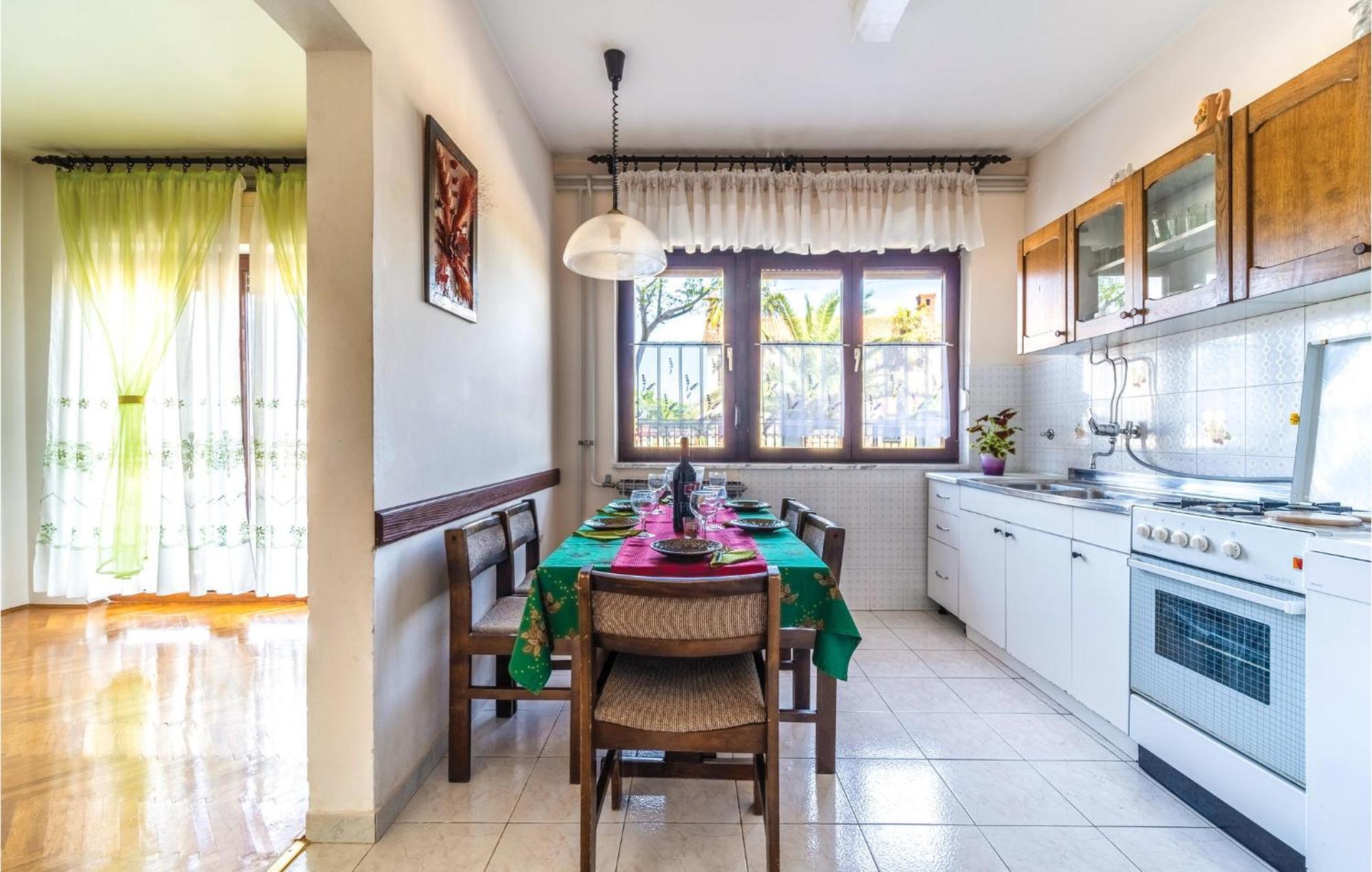 4 Bedroom Pet Friendly Home In Stinjan Bagian luar foto