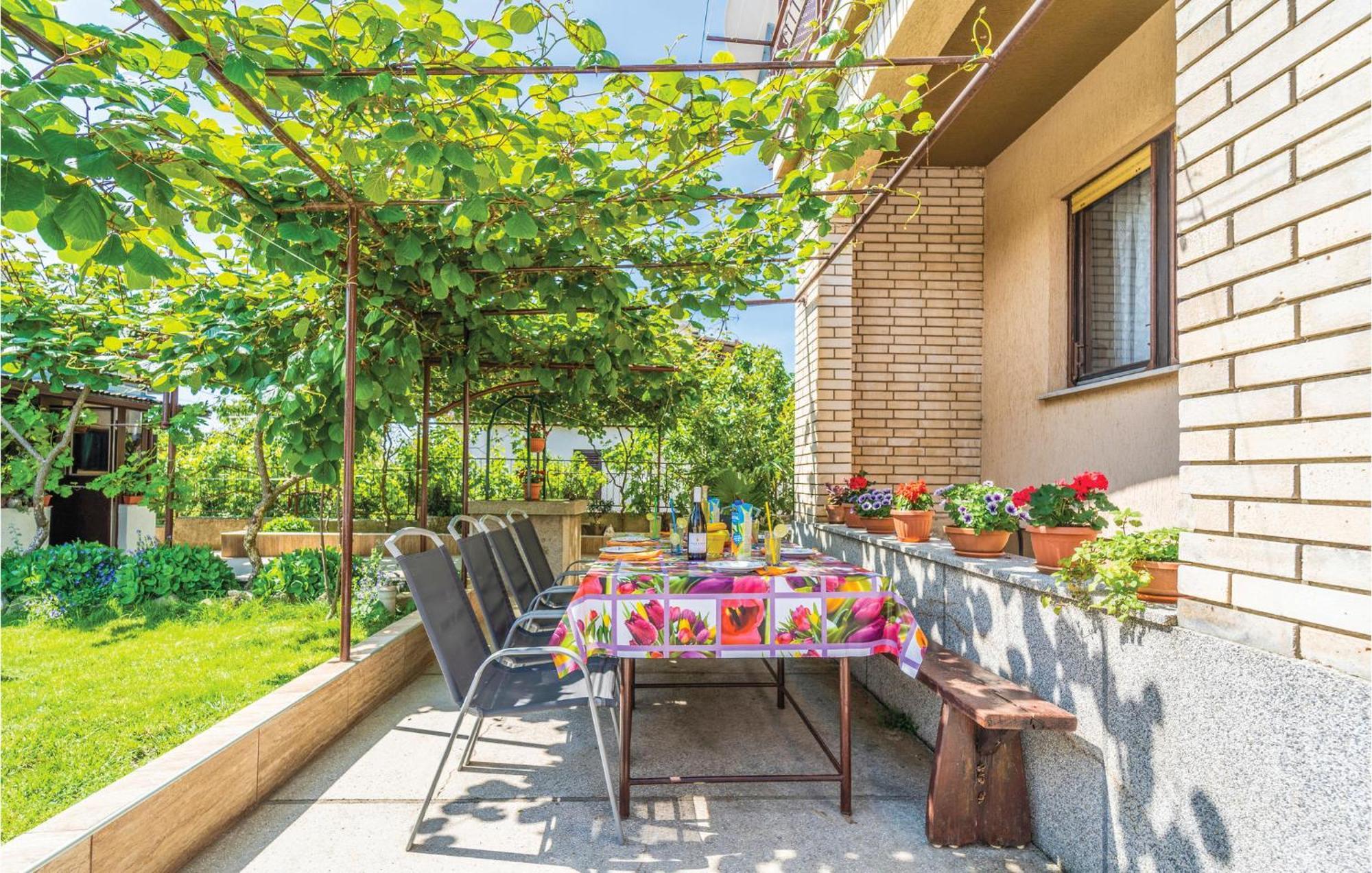 4 Bedroom Pet Friendly Home In Stinjan Bagian luar foto